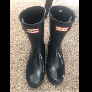 NWOT! Navy blue hunters size 6